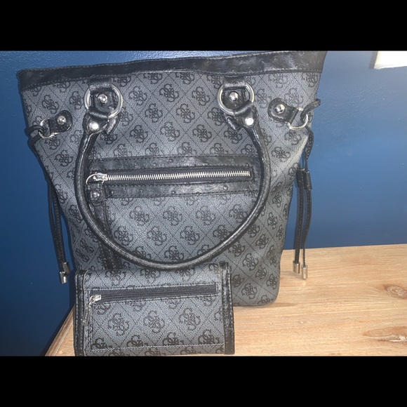Guess purse comes with Wallet - Picture 2 of 2